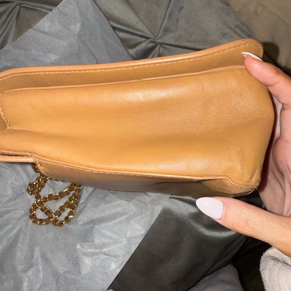 Tory Burch Britten Large Adjustable Shoulder Bag in Bark Leather, Logo - Picture 7 of 10